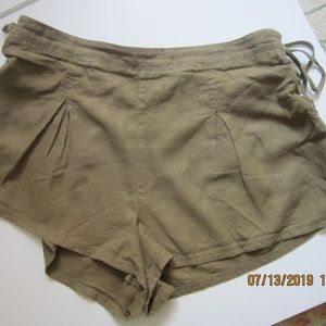 FREE PEOPLE PLEATED OLIVE SHORTS SIDE LACING SZ L